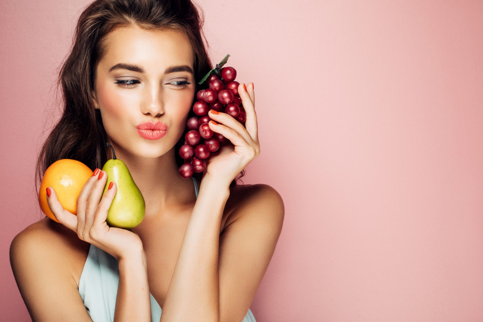 Лицом ягодка. Красивые девушки с фруктами. Девушка ест фрукты. Девушка с овощами и фруктами. Девушка кушает фрукты.